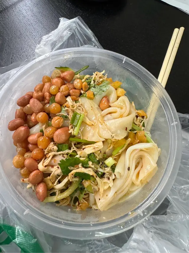 麻辣涼皮配雞絲