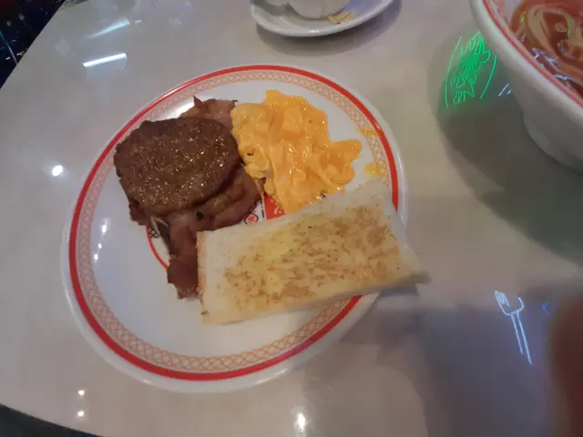 豬扒,漢堡扒,炒蛋同牛油多士