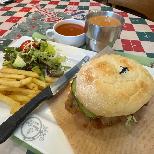 有沙律配菜、有薯條、有湯、仲有嘢飲,超豐富嘅法式無骨豬扒包餐