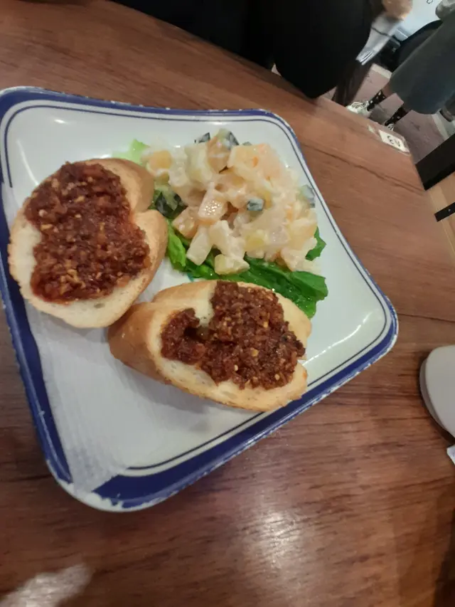 秘製蝦米辣醬法包拼沙律