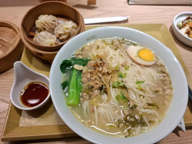 蟹粉小籠包+酸菜肉沫湯麵套餐