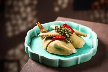 椒麻冷卤浸嫩鸽