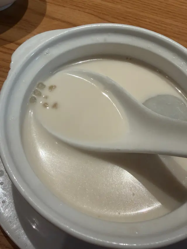 誇張地少西米，一啖都未必有西米，有嗰啖都係得幾粒，完全只係椰汁湯圓，超級唔抵食！￼