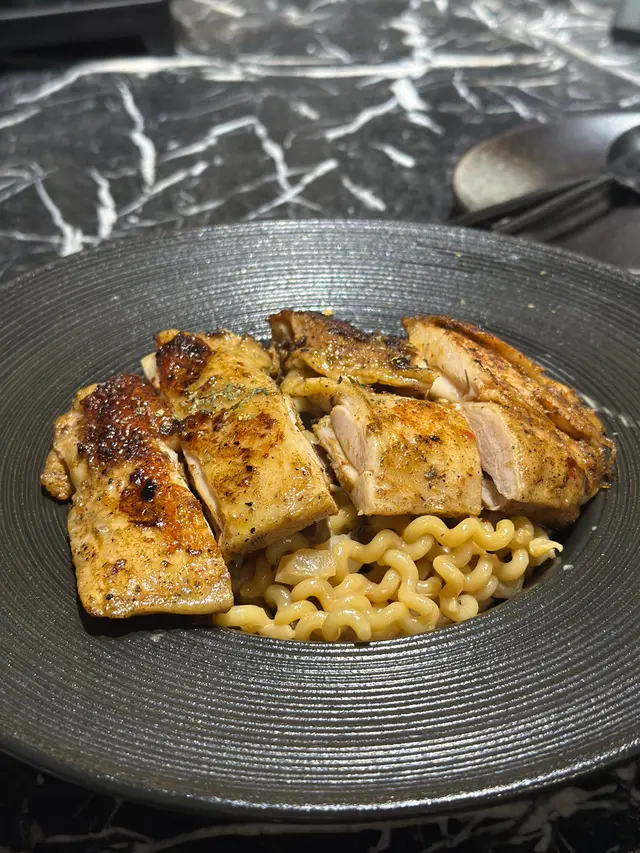 自家製忌廉磨菇捲捲意粉配口水雞扒 