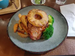 套餐主食：烤美国猪肉眼扒菠萝配烧汁，两次食都好好味，又够热