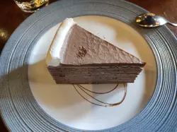 试咗件朱古力千层蛋糕，本来又系有啲期望，但系又好失望，因为蛋糕冇朱古力味，食完之后返到屋企仲觉得滞住个胃