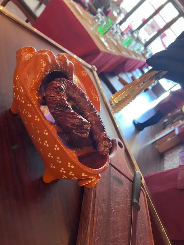 嘩！葡國大叔主理嘅Amalia，條葡國腸要玩火燒先食得，黑毛豬嫩過我前度。個海鮮湯飯大到要同朋友鬥快搶，食完仲有葡撻送，呢間嘢認真唔講得笑！#澳門美食 #葡國菜 #葡國人主理 