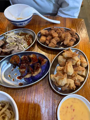 Shrimp paste pork belly was sinful but yummy! We love their fried mini wonton as usual.